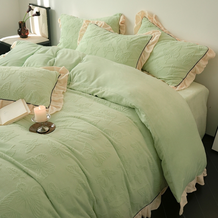 91家纺网 家纺一手货源 找家纺 萝莉家纺 2024新款加厚牛奶绒提花浪漫雕花绒四件套 蝴蝶飞飞果绿