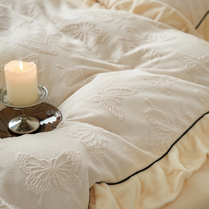 91家纺网 家纺一手货源 找家纺 萝莉家纺 2024新款加厚牛奶绒提花浪漫雕花绒四件套 蝴蝶飞飞浅米