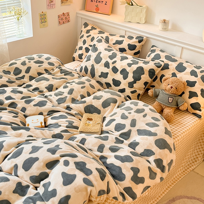 91家纺网 家纺一手货源 找家纺 2024新款200g加厚防静电牛奶绒小清新四件套 绒-豹点点绿咖