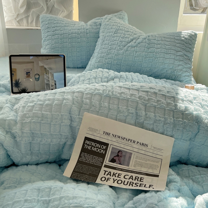 91家纺网 家纺一手货源 找家纺 2024新款全消光兔毛320克牛奶绒A类纯色立体四件套 天空蓝