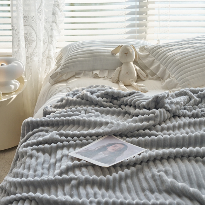 91家纺网 家纺一手货源 找家纺 畅畅家纺 2024新款秋冬兔毛绒宽抽条纯色毛毯 青灰色