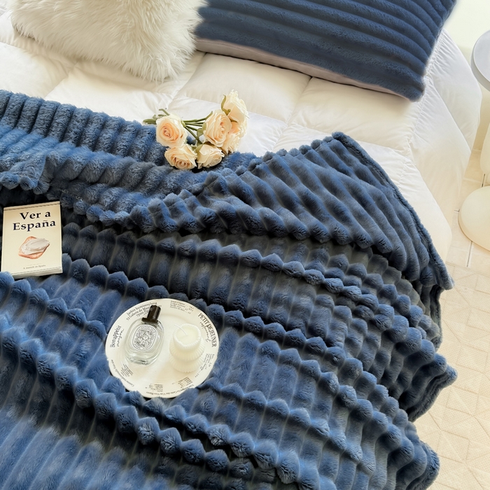 91家纺网 家纺一手货源 找家纺 卡派 2024新款兔毛绒多功能毛毯抽条牛奶绒贝贝绒毛毯 深蓝