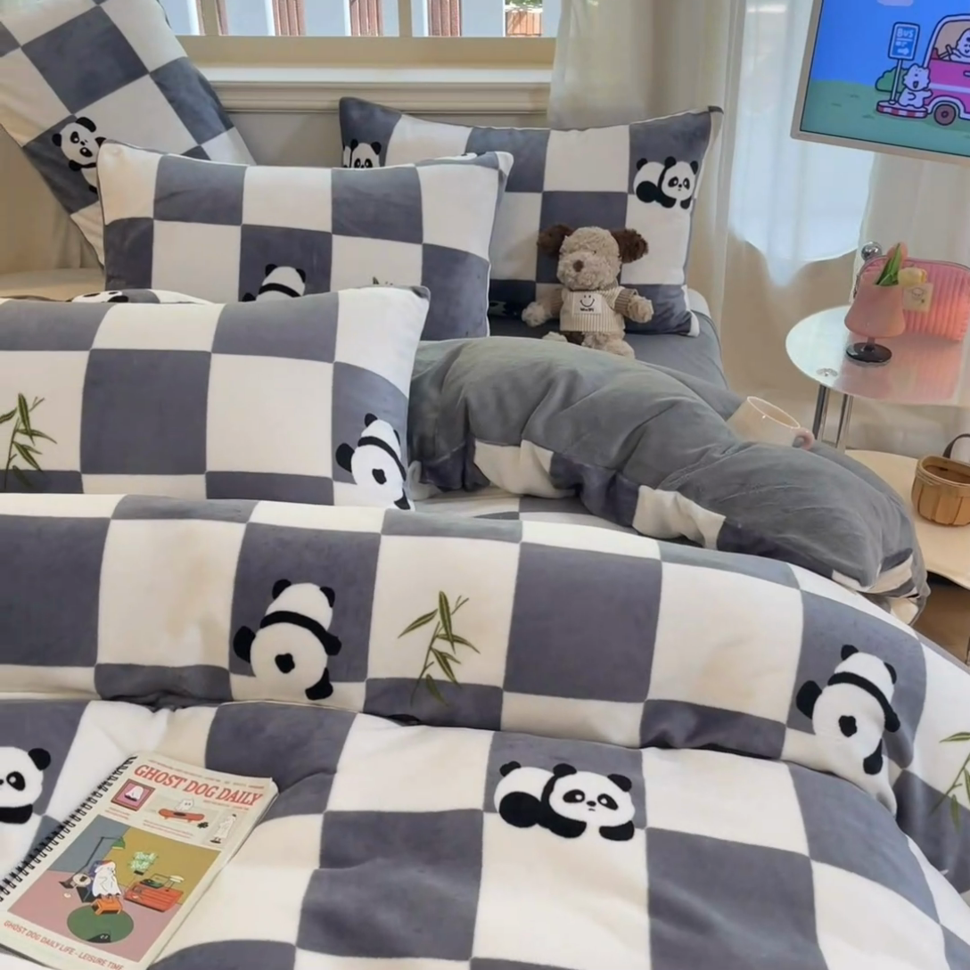 91家纺网 家纺一手货源 找家纺 卡派 2024新款冬季亲肤透气牛奶绒印花四件套 熊猫滚滚-灰