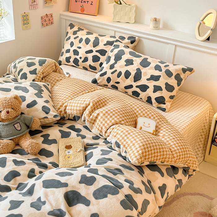 91家纺网 家纺一手货源 找家纺 2024新款200g加厚防静电牛奶绒小清新四件套 绒-豹点点绿咖