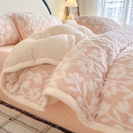 91家纺网 家纺一手货源 找家纺 （总）莱登卡奴 2024新款牛奶绒阳离子提花北极绒被套毯-包边款系列