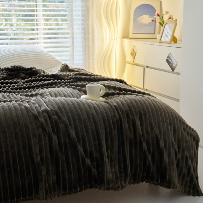 91家纺网 家纺一手货源 找家纺 畅畅家纺 2024新款秋冬兔毛绒宽抽条纯色毛毯 曜石黑