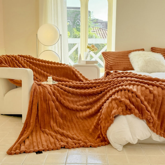 91家纺网 家纺一手货源 找家纺 卡派 2024新款兔毛绒多功能毛毯抽条牛奶绒贝贝绒毛毯 焦糖