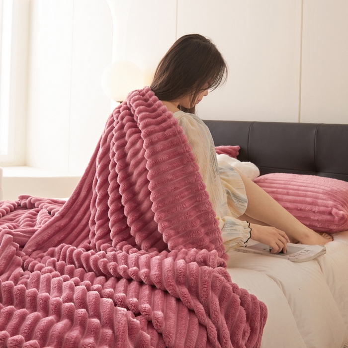 91家纺网 家纺一手货源 找家纺 畅畅家纺 2024新款秋冬兔毛绒宽抽条纯色毛毯 豆沙色