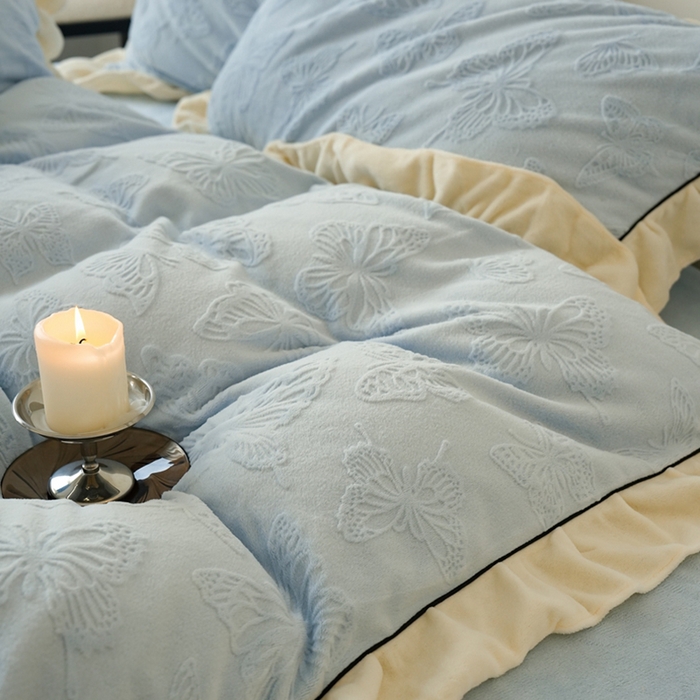 91家纺网 家纺一手货源 找家纺 萝莉家纺 2024新款加厚牛奶绒提花浪漫雕花绒四件套 蝴蝶飞飞湖水蓝