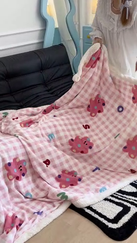 91家纺网 家纺一手货源 找家纺 昔可家纺 2024新款羊羔绒牛奶绒毛毯系列（三）-卡通系列 点点粉格猫