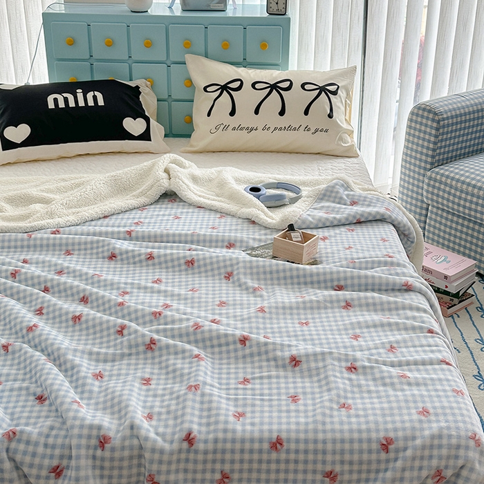 91家纺网 家纺一手货源 找家纺 昔可家纺 2024新款羊羔绒牛奶绒毛毯系列（三）-ins小清新系列 蓝格蝴蝶结