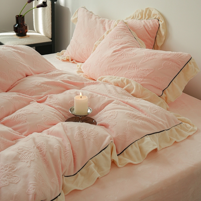 91家纺网 家纺一手货源 找家纺 萝莉家纺 2024新款加厚牛奶绒提花浪漫雕花绒四件套 蝴蝶飞飞浅粉