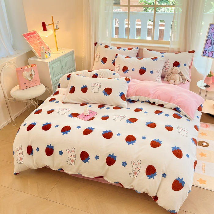 91家纺网 家纺一手货源 找家纺 卡派 2024新款冬季亲肤透气牛奶绒印花四件套 草莓兔