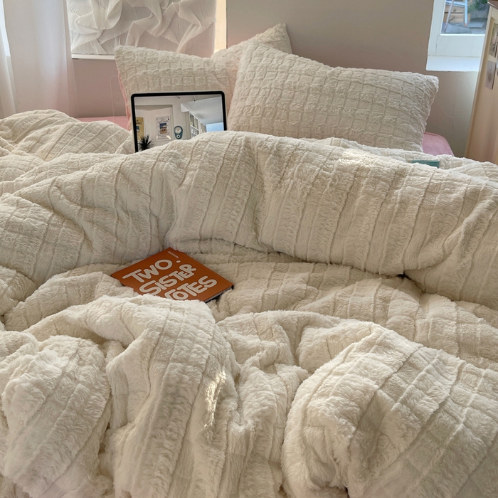 91家纺网 家纺一手货源 找家纺 2024新款全消光兔毛320克牛奶绒A类纯色立体四件套 奶白粉