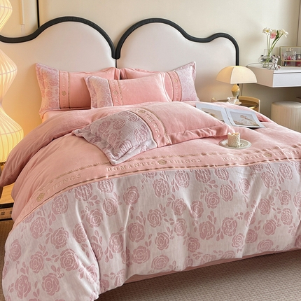 91家纺网 家纺一手货源 找家纺 （总）金牛座家纺 2025新款牛奶绒浮雕拼接刺绣四件套-爱慕系列