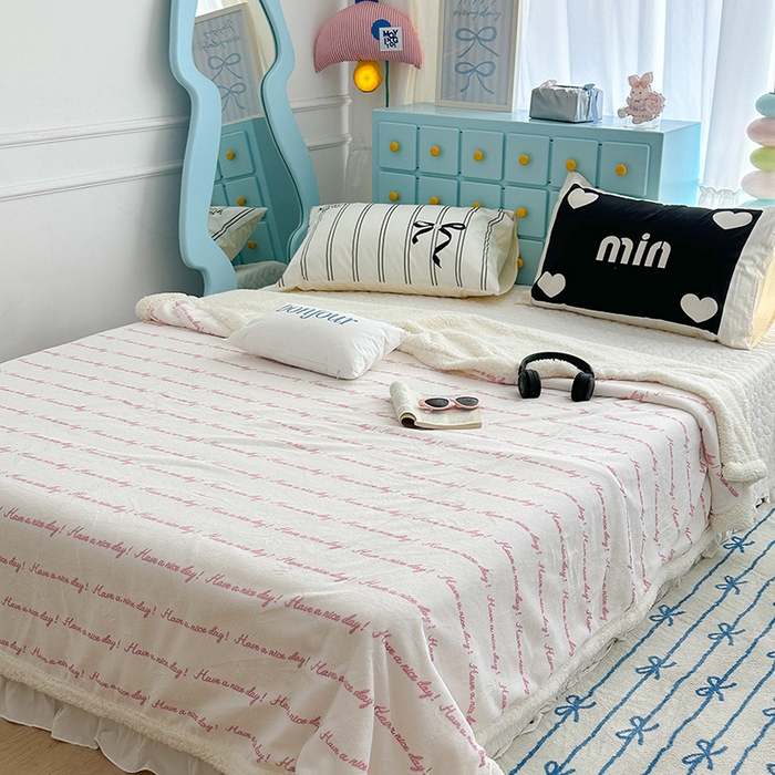 91家纺网 家纺一手货源 找家纺 昔可家纺 2024新款羊羔绒牛奶绒毛毯系列（三）-ins小清新系列 梦幻粉色字母