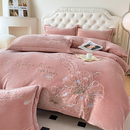 91家纺网 家纺一手货源 找家纺 航途席业 2025新款高克重牛奶绒刺绣四件套-花漾 花漾-肉桂粉