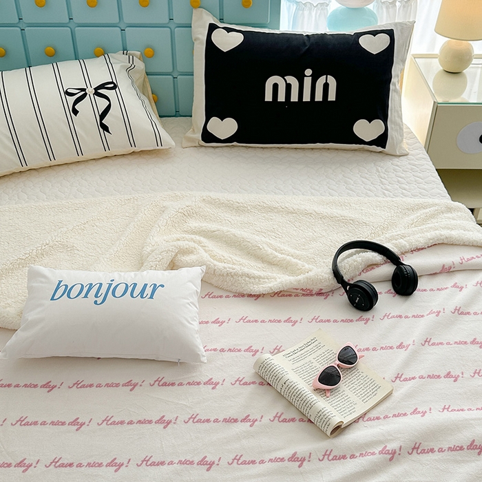 91家纺网 家纺一手货源 找家纺 昔可家纺 2024新款羊羔绒牛奶绒毛毯系列（三）-ins小清新系列 梦幻粉色字母