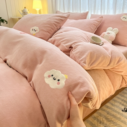 91家纺网 家纺一手货源 找家纺 总（首尔） 2024新款牛奶绒小清新卡通毛巾绣郁金香四件套