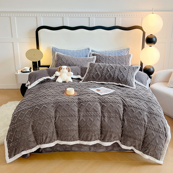 91家纺网 家纺一手货源 找家纺 贝拉梦家纺 2024新款塔芙绒菱格纯色牛奶绒四件套 古鼎灰