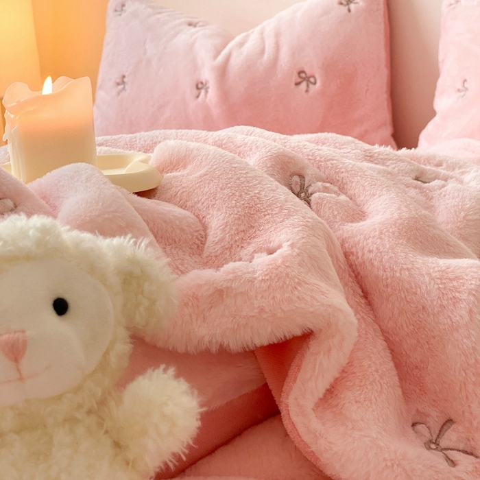 91家纺网 家纺一手货源 找家纺 蜜柚 2024新款牛奶绒兔毛绒高克重小清新满版绣花四件套 蝴蝶结