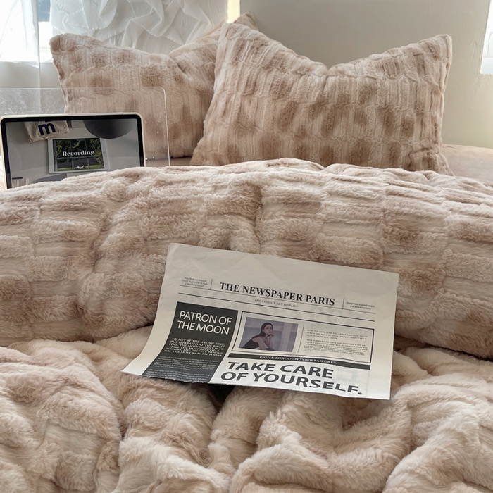 91家纺网 家纺一手货源 找家纺 2024新款全消光兔毛320克牛奶绒A类纯色立体四件套 晕染咖