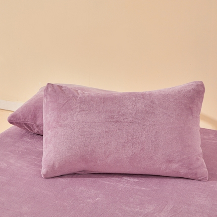 91家纺网 家纺一手货源 找家纺 七仙女家纺 2025新款A类230g高克重牛奶绒单品枕套 丁香紫