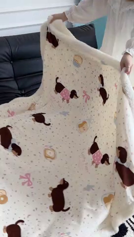 91家纺网 家纺一手货源 找家纺 昔可家纺 2024新款羊羔绒牛奶绒毛毯系列（三）-卡通系列 点点腊肠狗