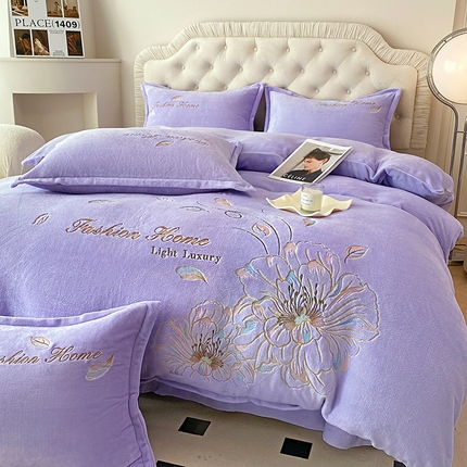 91家纺网 家纺一手货源 找家纺 航途席业 2025新款高克重牛奶绒刺绣四件套-花漾 花漾-丁香紫