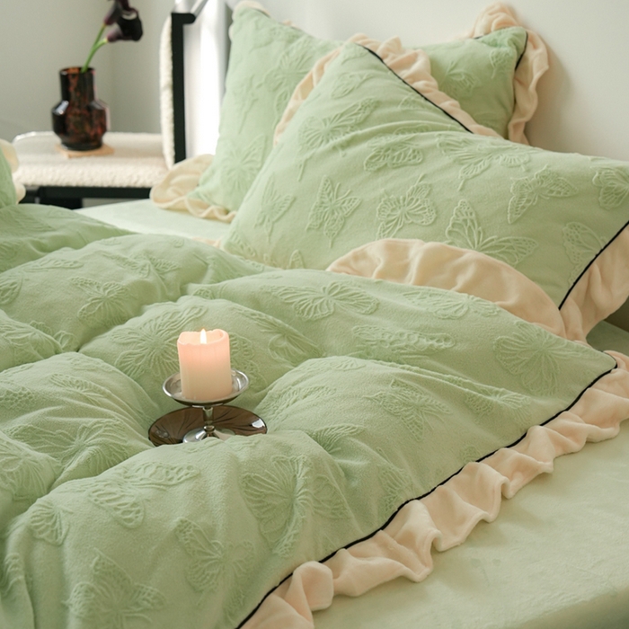 91家纺网 家纺一手货源 找家纺 萝莉家纺 2024新款加厚牛奶绒提花浪漫雕花绒四件套 蝴蝶飞飞果绿