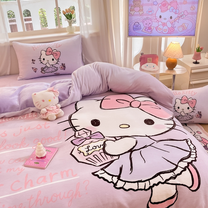 91家纺网 家纺一手货源 找家纺 2024新品正版三丽鸥授权大版卡通平网数码印花加厚高克重牛奶绒系列四件套 绒大版-R玫瑰香水kitty