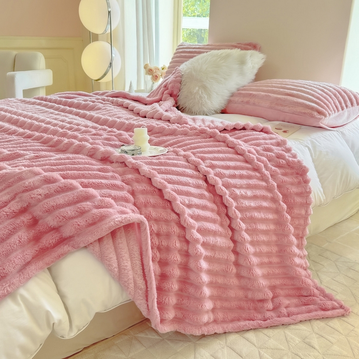 91家纺网 家纺一手货源 找家纺 卡派 2024新款兔毛绒多功能毛毯抽条牛奶绒贝贝绒毛毯 樱花粉