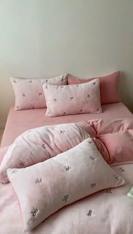 91家纺网 家纺一手货源 找家纺 蜜柚 2024新款牛奶绒兔毛绒高克重小清新满版绣花四件套 蝴蝶结