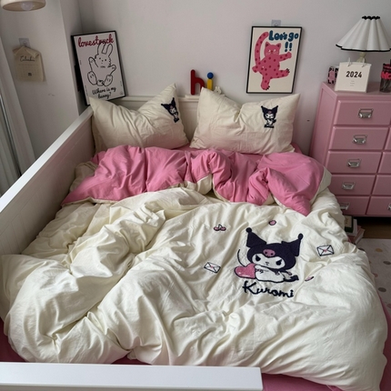 91家纺网 家纺一手货源 找家纺 奈颜 2024新款正版授权三丽鸥超柔水洗棉纯色毛巾绣四件套【含防伪吊牌】 库洛米-乳白+玫粉