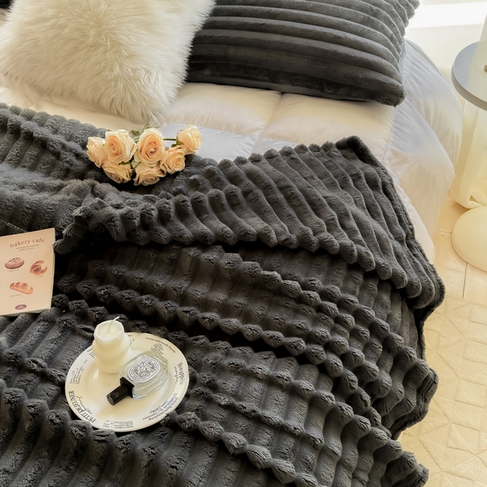 91家纺网 家纺一手货源 找家纺 卡派 2024新款兔毛绒多功能毛毯抽条牛奶绒贝贝绒毛毯 深灰