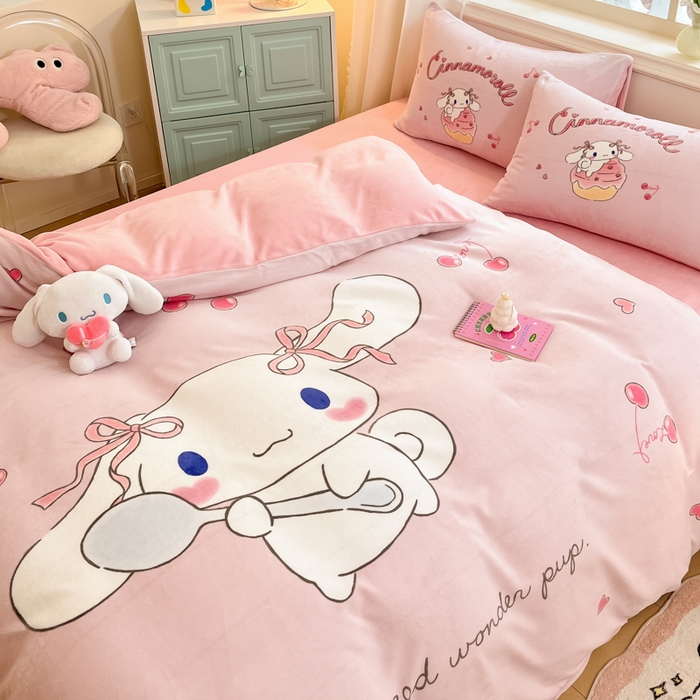 91家纺网 家纺一手货源 找家纺 2024新品正版三丽鸥授权大版卡通平网数码印花加厚高克重牛奶绒系列四件套 绒大版-R樱桃美美大耳狗