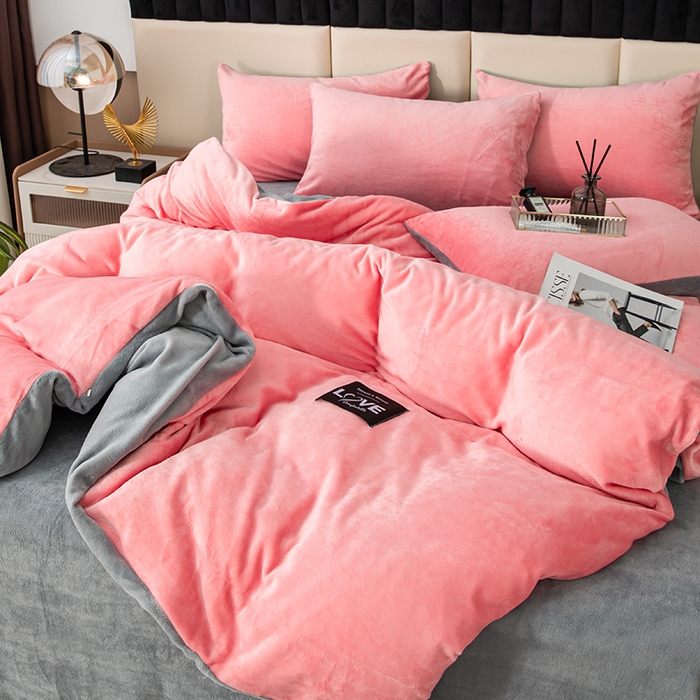 91家纺网 家纺一手货源 找家纺 鸿羽樱（鸿羽樱）家纺 2024新款牛奶绒四件套 粉色+灰