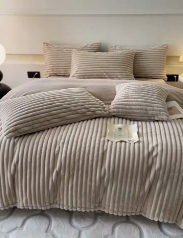 91家纺网 家纺一手货源 找家纺 2024新款全消光兔毛320克牛奶绒A类纯色立体四件套 兔毛抽条咖