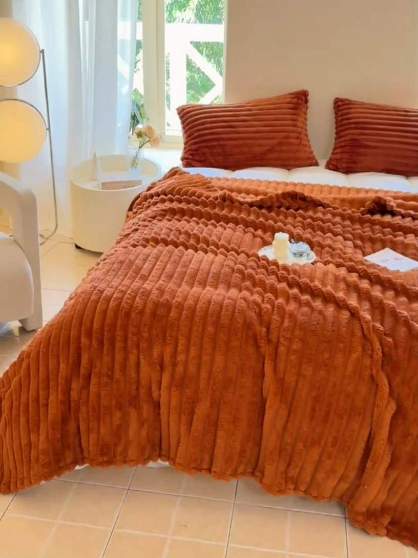 91家纺网 家纺一手货源 找家纺 卡派 2024新款兔毛绒多功能毛毯抽条牛奶绒贝贝绒毛毯 焦糖