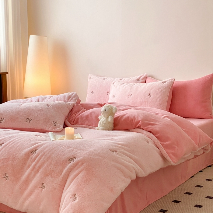 91家纺网 家纺一手货源 找家纺 蜜柚 2024新款牛奶绒兔毛绒高克重小清新满版绣花四件套 蝴蝶结