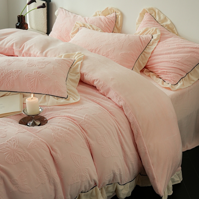 91家纺网 家纺一手货源 找家纺 萝莉家纺 2024新款加厚牛奶绒提花浪漫雕花绒四件套 蝴蝶飞飞浅粉