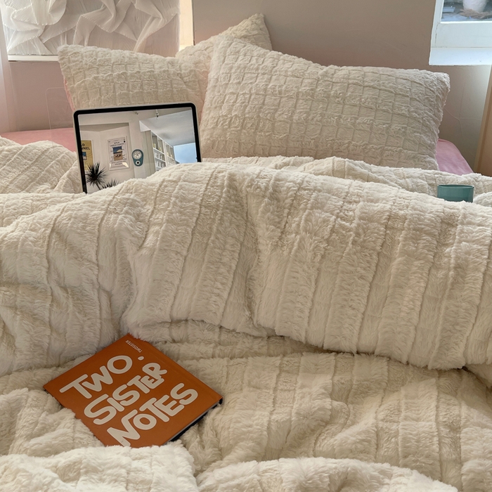 91家纺网 家纺一手货源 找家纺 2024新款全消光兔毛320克牛奶绒A类纯色立体四件套 奶白粉