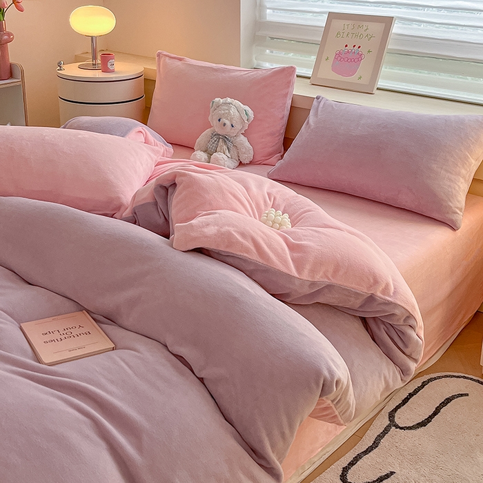 91家纺网 家纺一手货源 找家纺 三朵家纺 2024新款加厚保暖牛奶绒混搭系列四件套 淡紫+粉玉