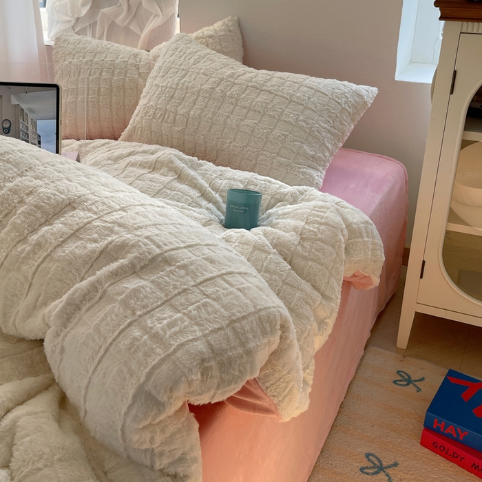 91家纺网 家纺一手货源 找家纺 2024新款全消光兔毛320克牛奶绒A类纯色立体四件套 奶白粉