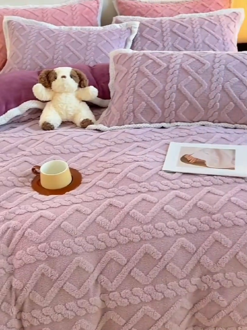 91家纺网 家纺一手货源 找家纺 贝拉梦家纺 2024新款塔芙绒菱格纯色牛奶绒四件套 暮山紫