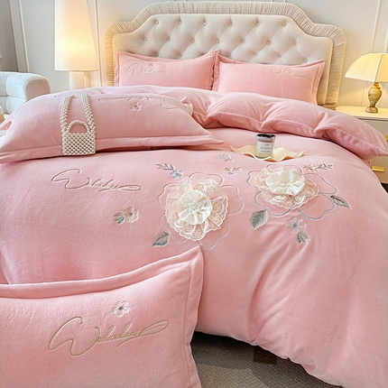 91家纺网 家纺一手货源 找家纺 航途席业 2025新款高克重牛奶绒刺绣四件套-倾城花语 莱茵花园-少女粉