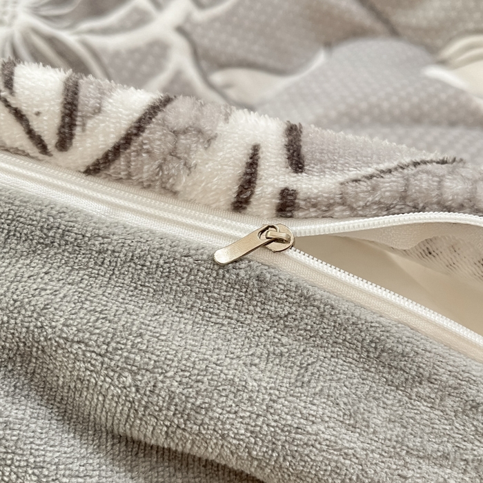 91家纺网 家纺一手货源 找家纺 卡派 2024新款冬季亲肤透气牛奶绒印花四件套 花姿-灰