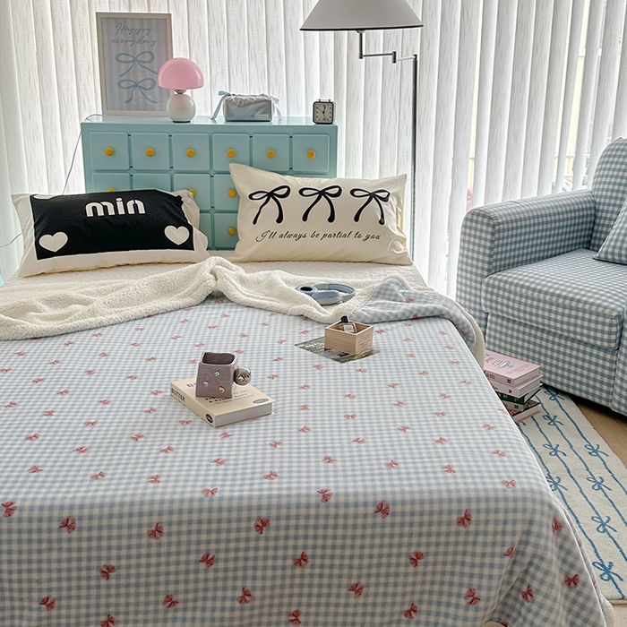 91家纺网 家纺一手货源 找家纺 昔可家纺 2024新款羊羔绒牛奶绒毛毯系列（三）-ins小清新系列 蓝格蝴蝶结