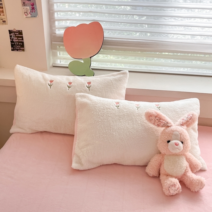 91家纺网 家纺一手货源 找家纺 蜜柚 2024新款牛奶绒兔毛绒高克重小清新满版绣花四件套 花朵粉白