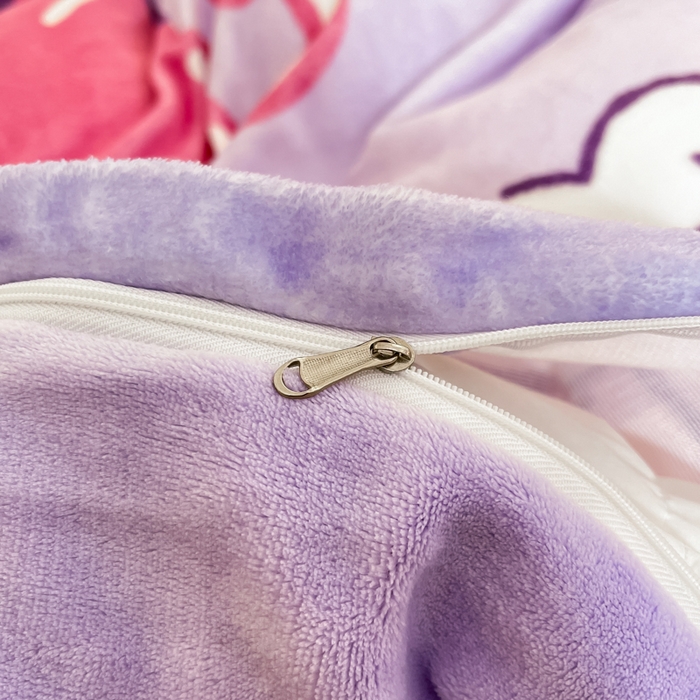 91家纺网 家纺一手货源 找家纺 2024新品正版三丽鸥授权大版卡通平网数码印花加厚高克重牛奶绒系列四件套 绒大版-R丘比特库洛米